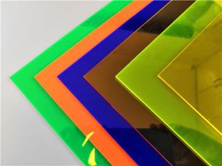 Erinevate värvidega läbipaistev pleksiklaasist värvileht